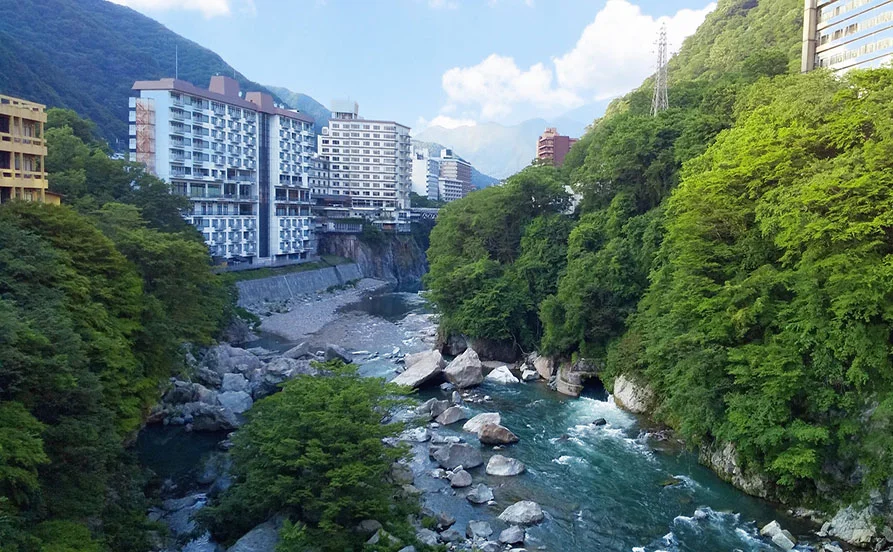 【特典🎉】温泉に入れる贅沢環境！ 鬼怒川温泉の大型ホテルで働きながらリラックス♨️《稼働多い◎》