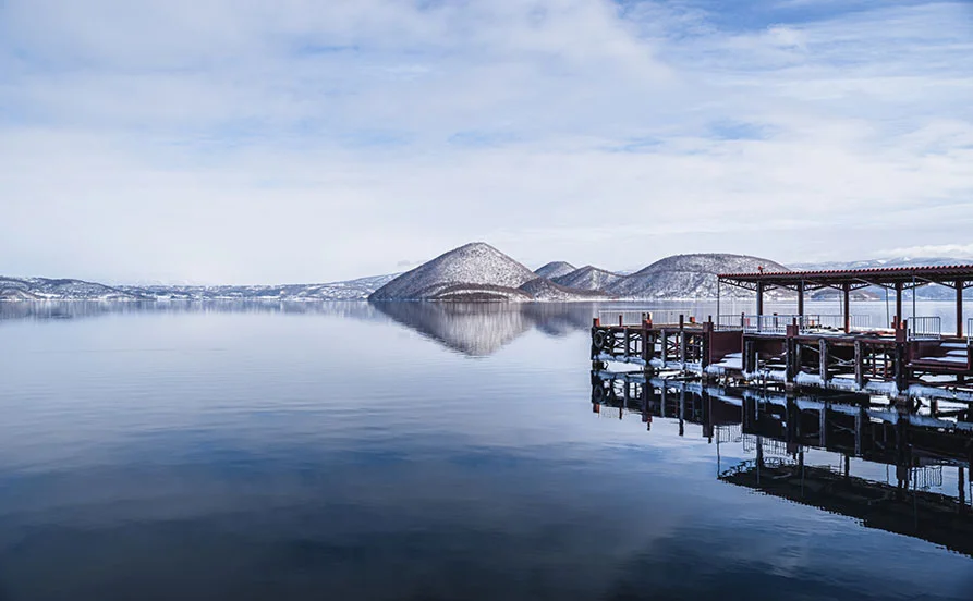2月スタートの＼満了率高い／洞爺湖リゾートバイト！個室寮・3食付きで働きやすさ抜群、温泉も満喫できる特典あり！、学生からミドル世代まで幅広く活躍中！湖畔のホテル