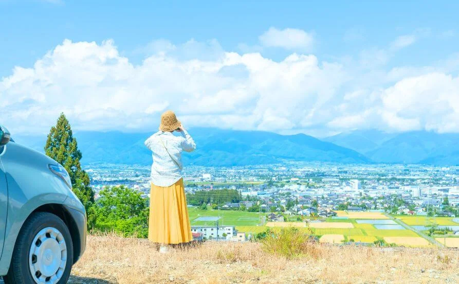 《住み込み環境◎》周辺にはコンビニや飲食店も多く、利便性抜群✨寮は個室です｜お仕事の後は温泉でゆっくり過ごせます